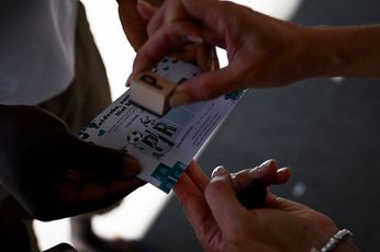 Alle Stempel zusammen ergeben das Lösungswort. Eine Stempelkarte wird mit dem Buchstaben "P" gestempelt. Zu sehen sind nur vier Hände und die Stempelkarte, samt Stempel.