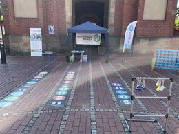 Der Stand des Kreissportbundes mit einem Pavillon und Spielen wie Viergewinnt, Leitergolf und Tischtennis.