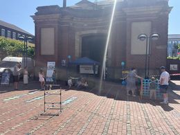 Bei sonnigem Wetter testen einige Menschen die Spiele wie Tischtennis, Leitergolf und Viergewinnt.