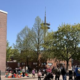 Viele Menschen auf einem Schulhof.