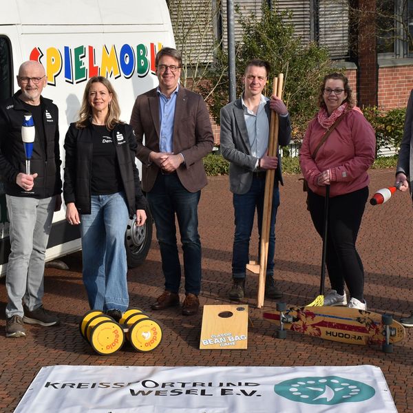 Gustav Hensel, Denise Boymann, Kreisdirektor Ralf Berensmeier, Kai Stegemann und Jennifer Sniegon (beide Jugendarbeit Kreis Wesel) sowie Ulrich Glanz mit einer kleinen Auswahl an Spielgeräten aus dem Spielmobil. 