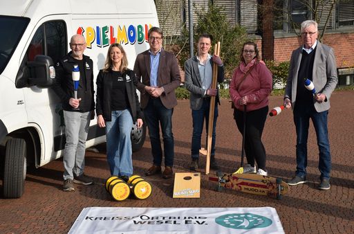 Gustav Hensel, Denise Boymann, Kreisdirektor Ralf Berensmeier, Kai Stegemann und Jennifer Sniegon (beide Jugendarbeit Kreis Wesel) sowie Ulrich Glanz mit einer kleinen Auswahl an Spielgeräten aus dem Spielmobil. 