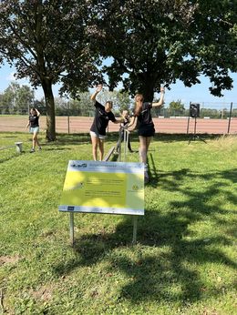 Zwei Frauen in T-Shirts des Kreissportbundes laufen auf einer Slackline.