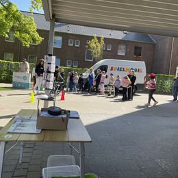 Kinder stehen in einer Warteschlange für einen Rollatorparcours.