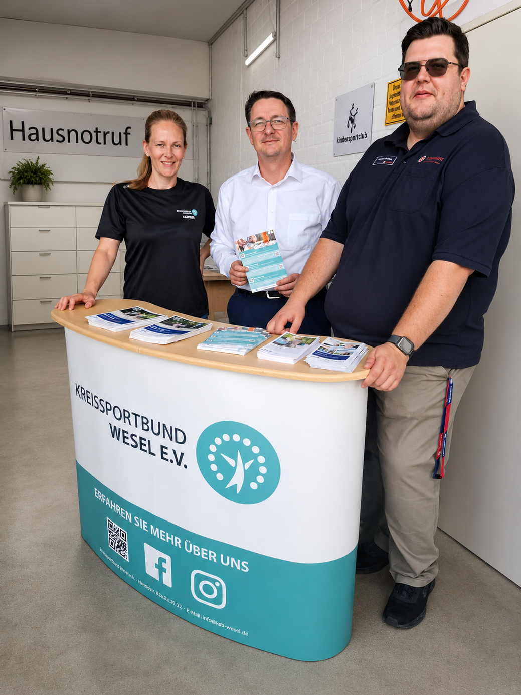 Drei Personen stehen hinter einer Werbetheke mit der Aufschrift "Kreissportbund Wesel"